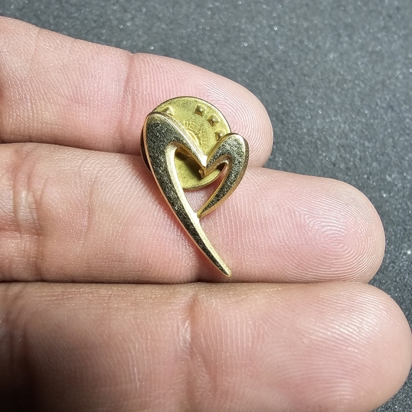Small gold tone heart lapel pin brooch 1 inch long - Picture 1 of 5